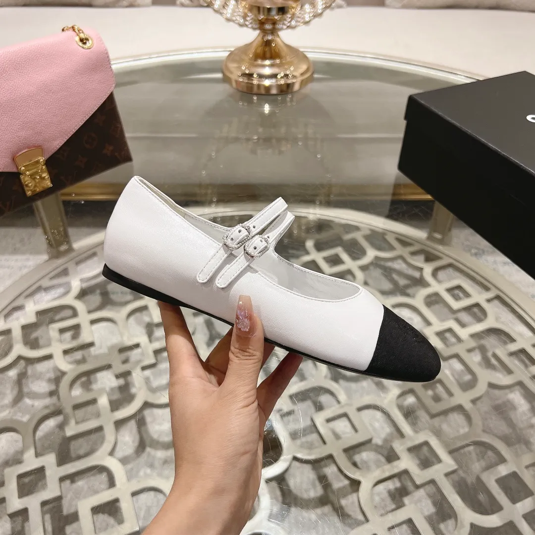 👟👟Ex-factory price 520👟👟 𝐂𝐇𝐀𝐍𝐄𝐋 | Xiaoxiang 2025 Mary Jane single shoe Macaron series ❤️ 2025 spring and summer new product Xiaoxiang Mary Jane single shoe series is new〰 🍬 A must-have in the fashion circle, the combination will interpret the meticulous, minimalist and classic elements that will never fade away 💋Show unique dressing style and it’s too beautiful to say anything. A must-have for summer... Upper: Sheepskin Lining: Sheepskin Outsole: Genuine leather sole Shoe size: 35-41 (40, 41 customization is non-refundable) Heel height: 1.5cm/6cm